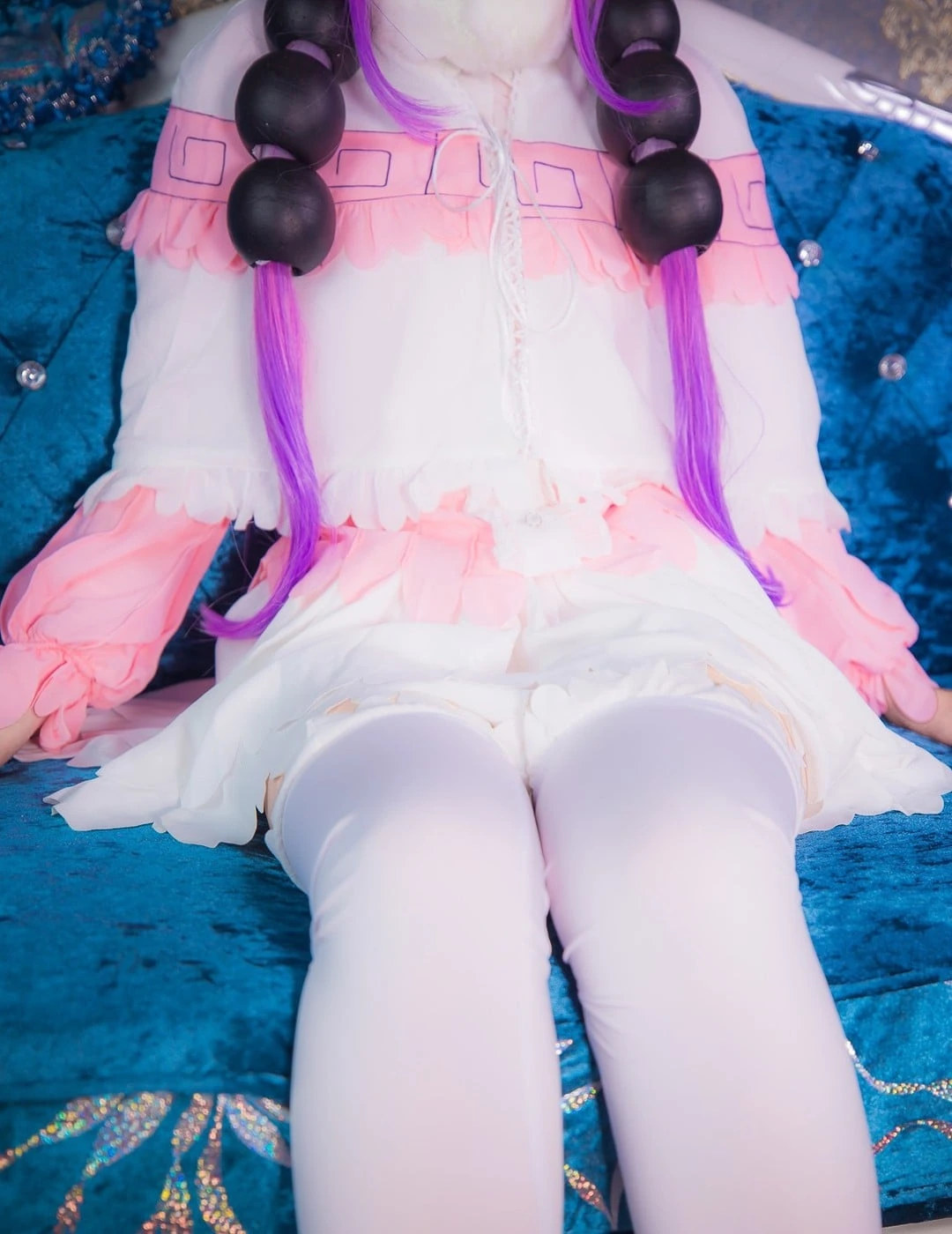 社媒模特与cosplay风格更新状态 粉白色服装搭配紫色发饰的角色照片
