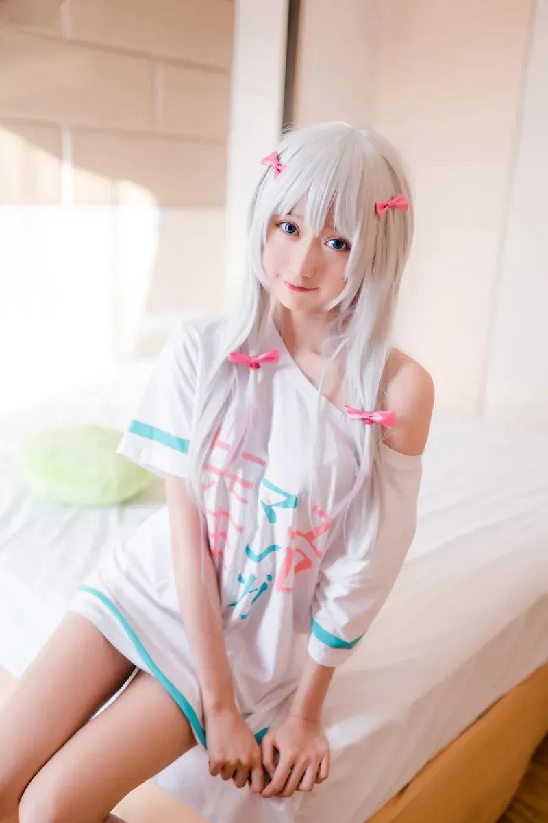 社媒平台与Cosplay内容风格更新记录 白色服装坐姿造型照片