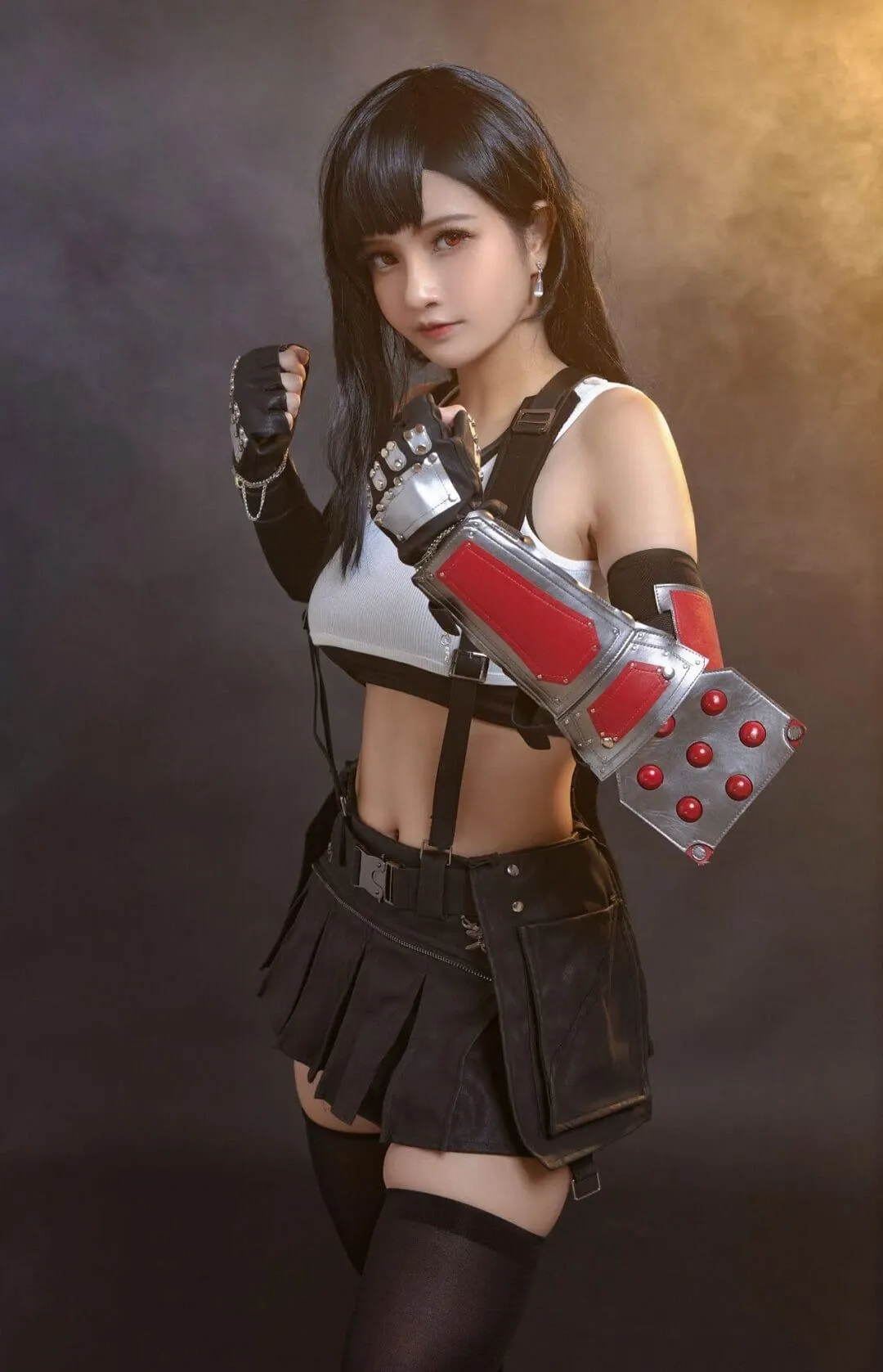 cosplay 写真视觉导读与社媒更新状态 黑白服装搭配红色护具的角色扮演照片