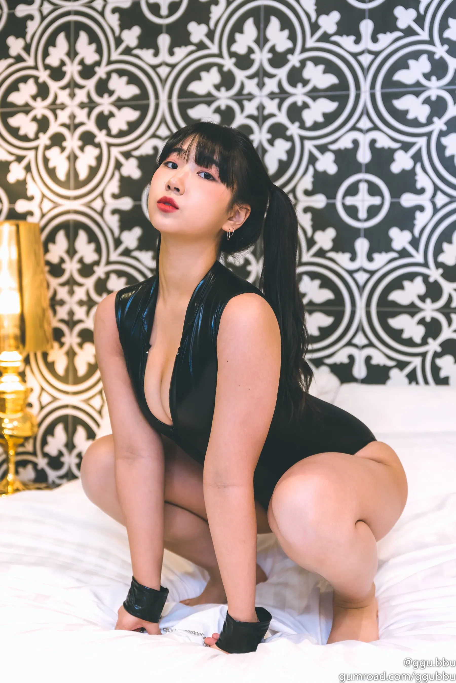 cosplay写真视觉导读与平台更新整理 黑色服装室内写真画面