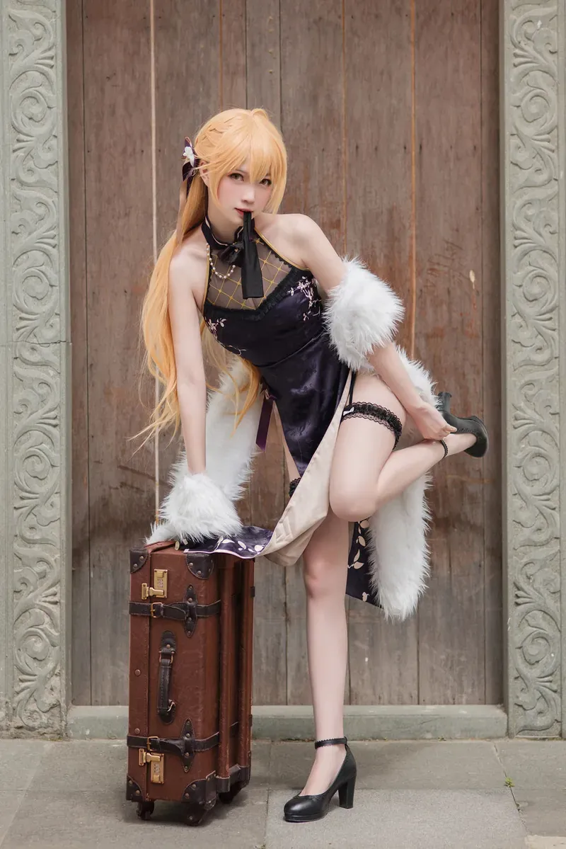 平台线索与Cosplay内容风格整理 公开作品图片，展示姿态构图和场景关系