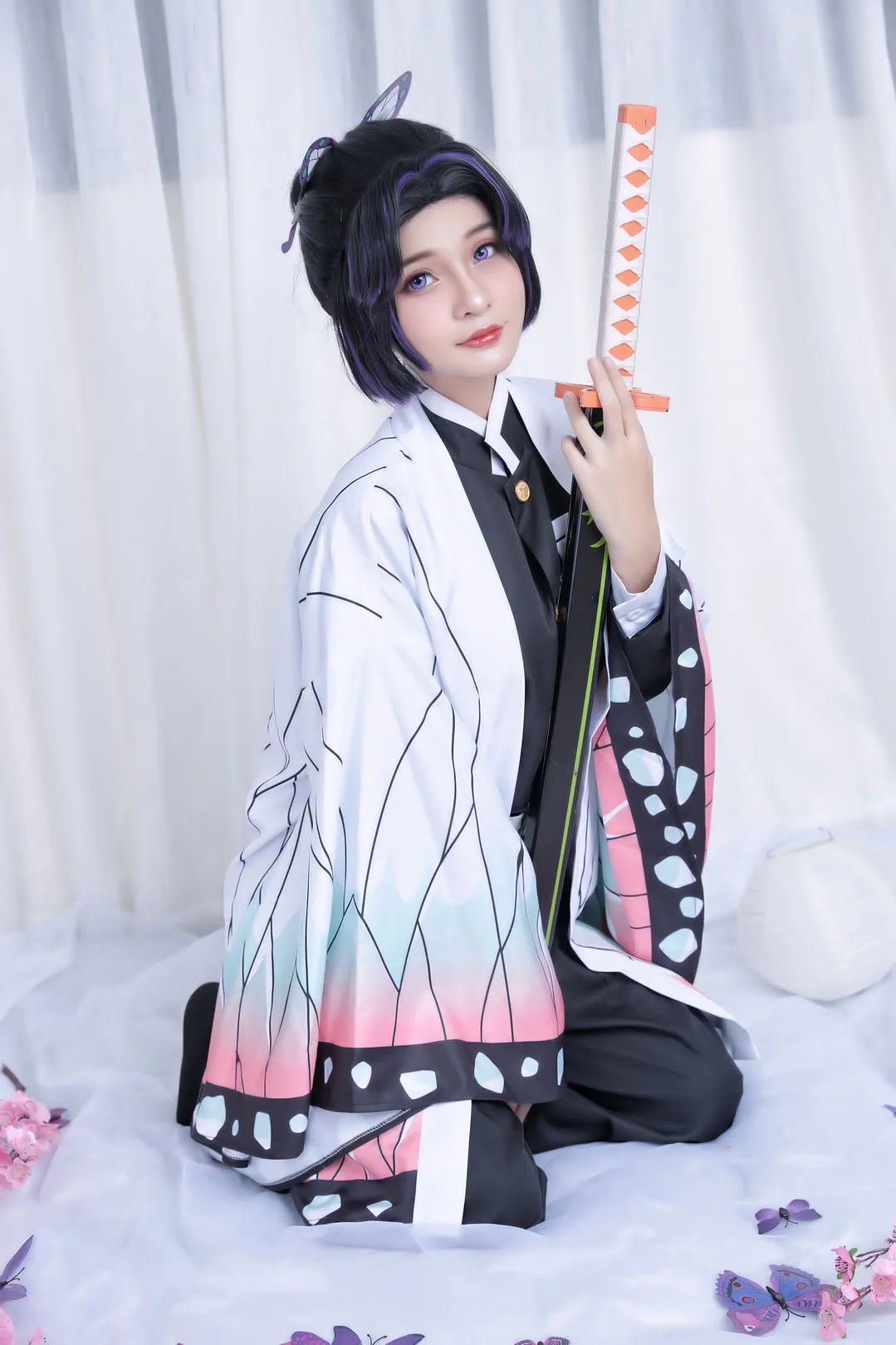 cosplay 写真视觉导读与社媒更新状态 白色背景下紫黑发角色服装展示照片
