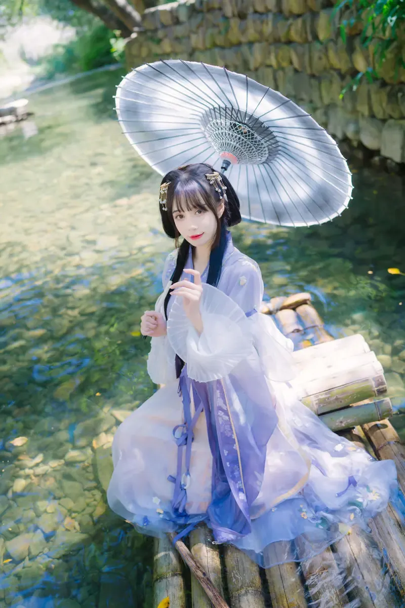 cosplay写真与社媒更新风格线索 古风服装与油纸伞场景照片