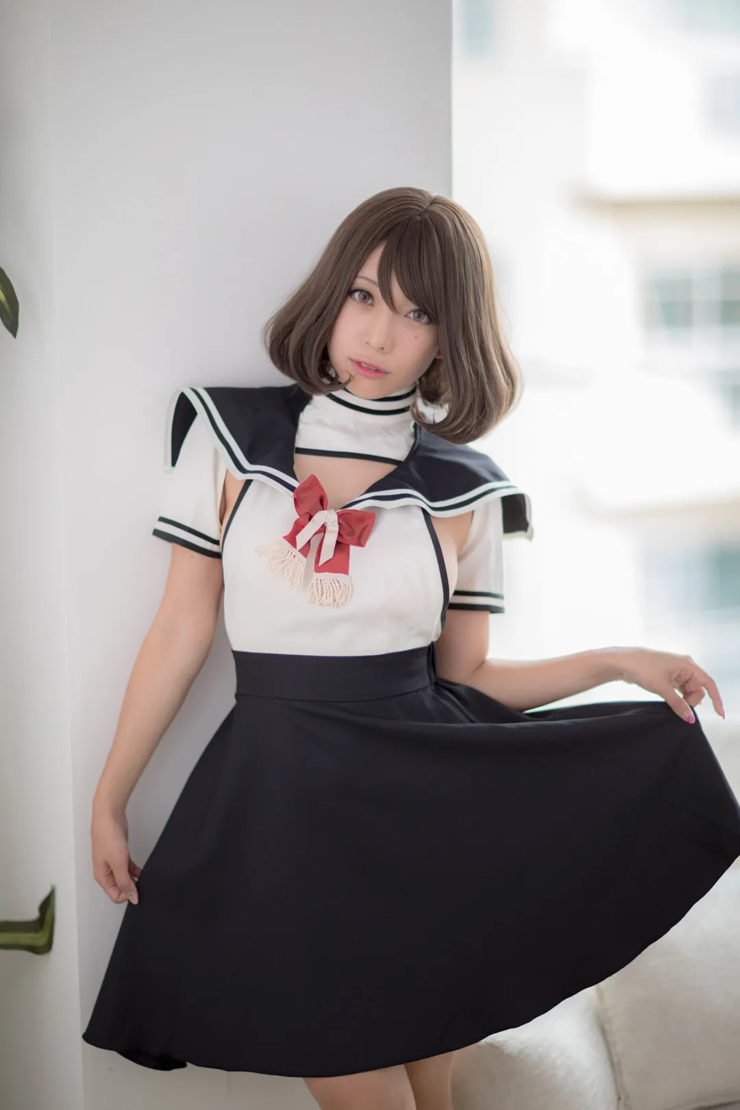 cosplay 写真视觉导读与公开平台更新 黑白制服服装与室内空间姿态照片