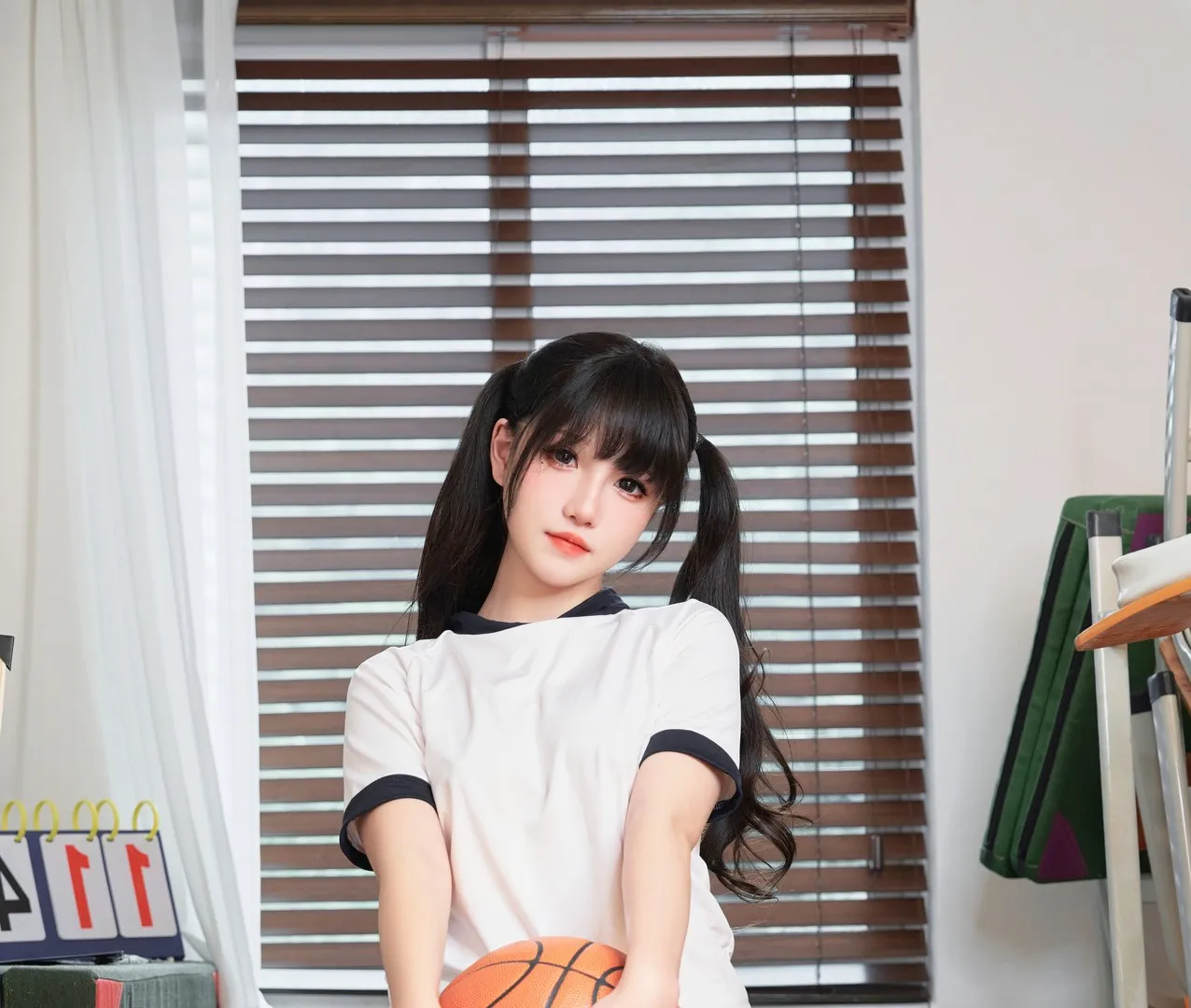 公开平台与写真内容风格更新观察 黑白配色服装窗边写真