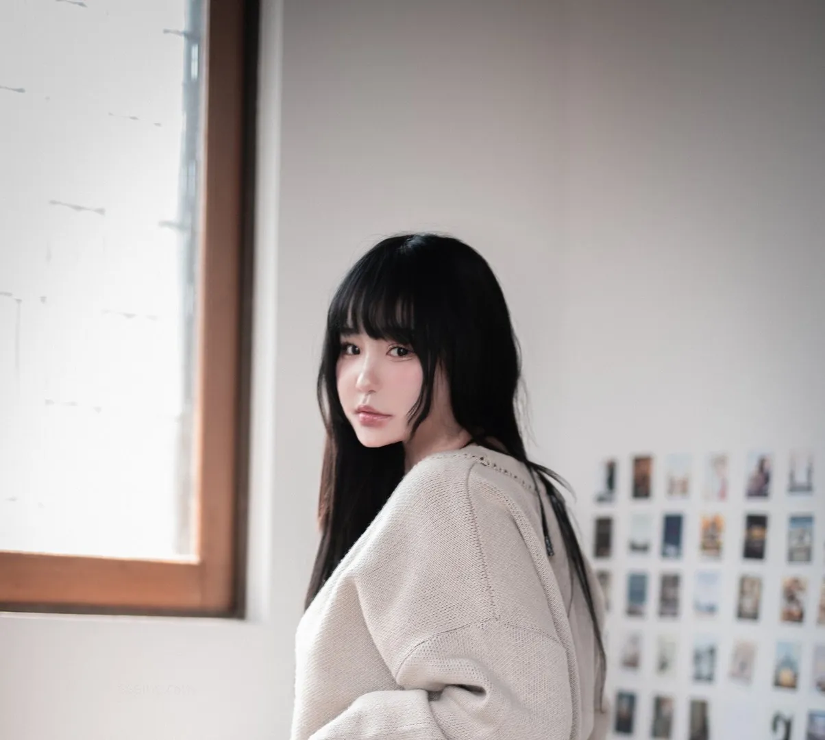 Instagram平台线索与写真风格更新介绍 黑色长发与浅色针织服装的室内肖像