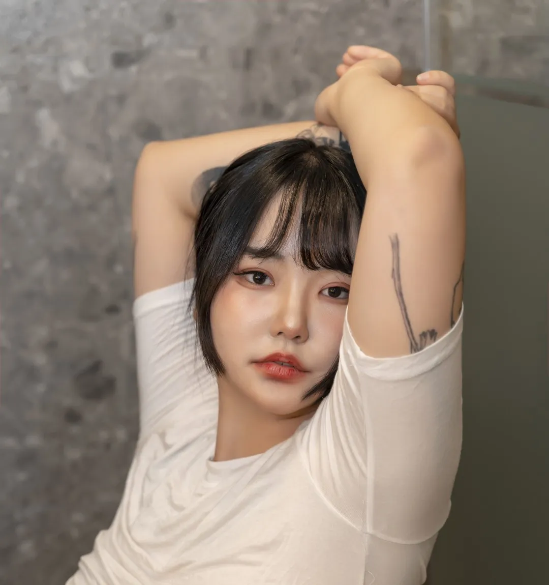 Instagram平台线索与写真风格更新介绍 灰色背景室内造型照片