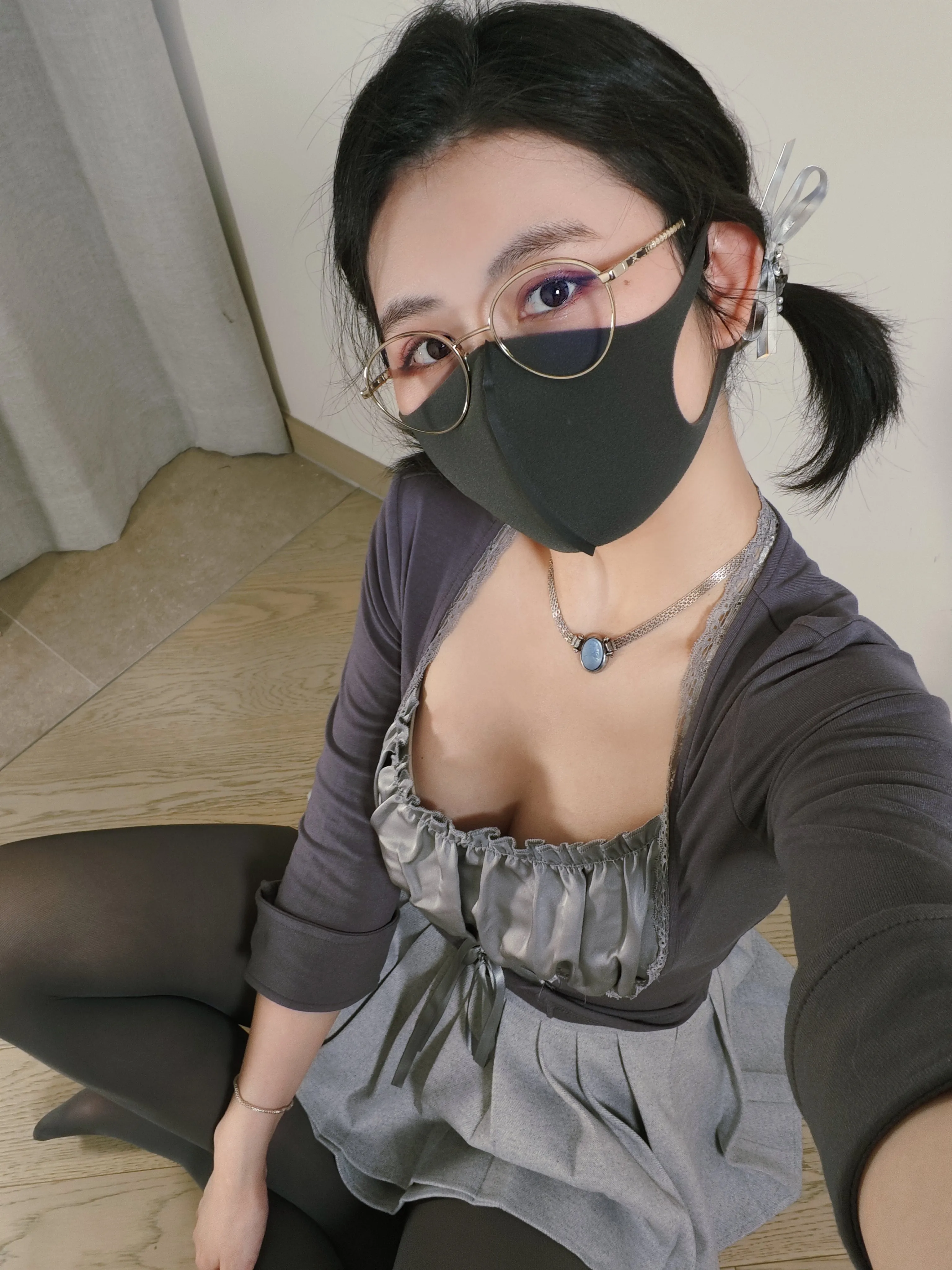 平台线索与Cosplay内容风格更新整理 公开图片，展示背景色调与光线效果