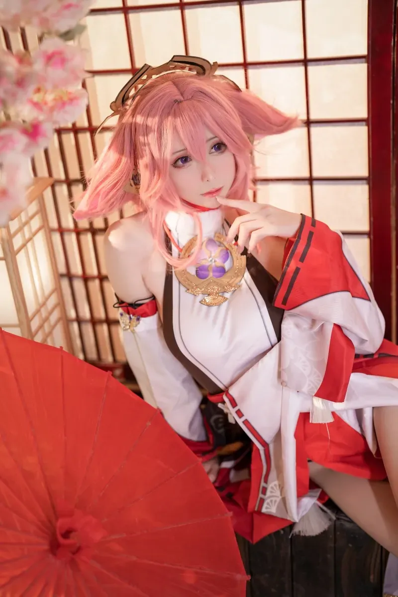 cosplay 写真视觉风格与更新状态介绍 红白配色角色服装写真照片