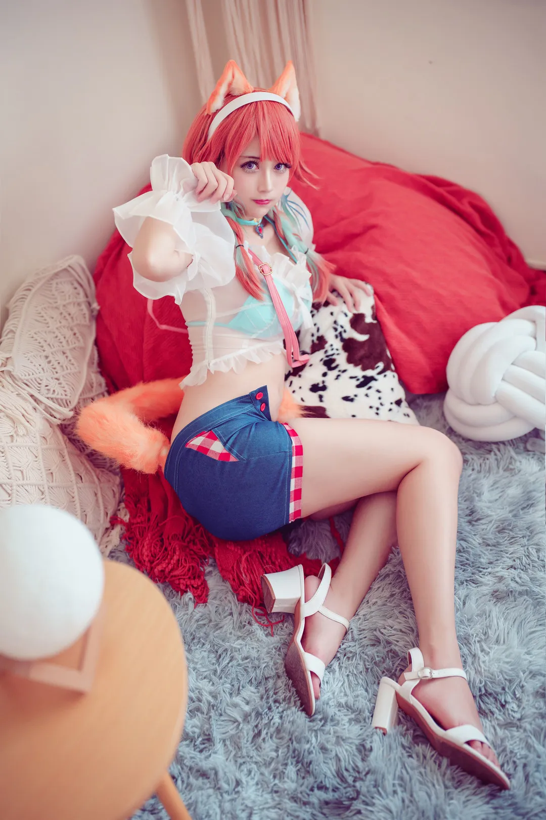 公开平台与Cosplay作品风格 红色主题猫耳造型室内写真