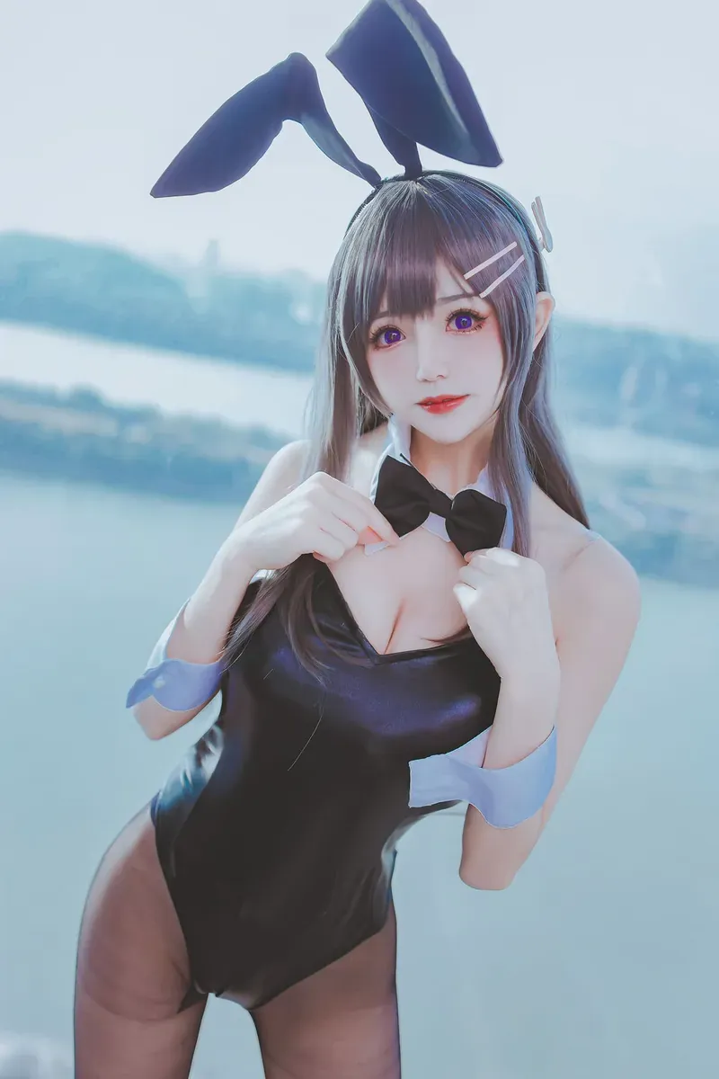 coser衣衣兔女郎造型湖边写真