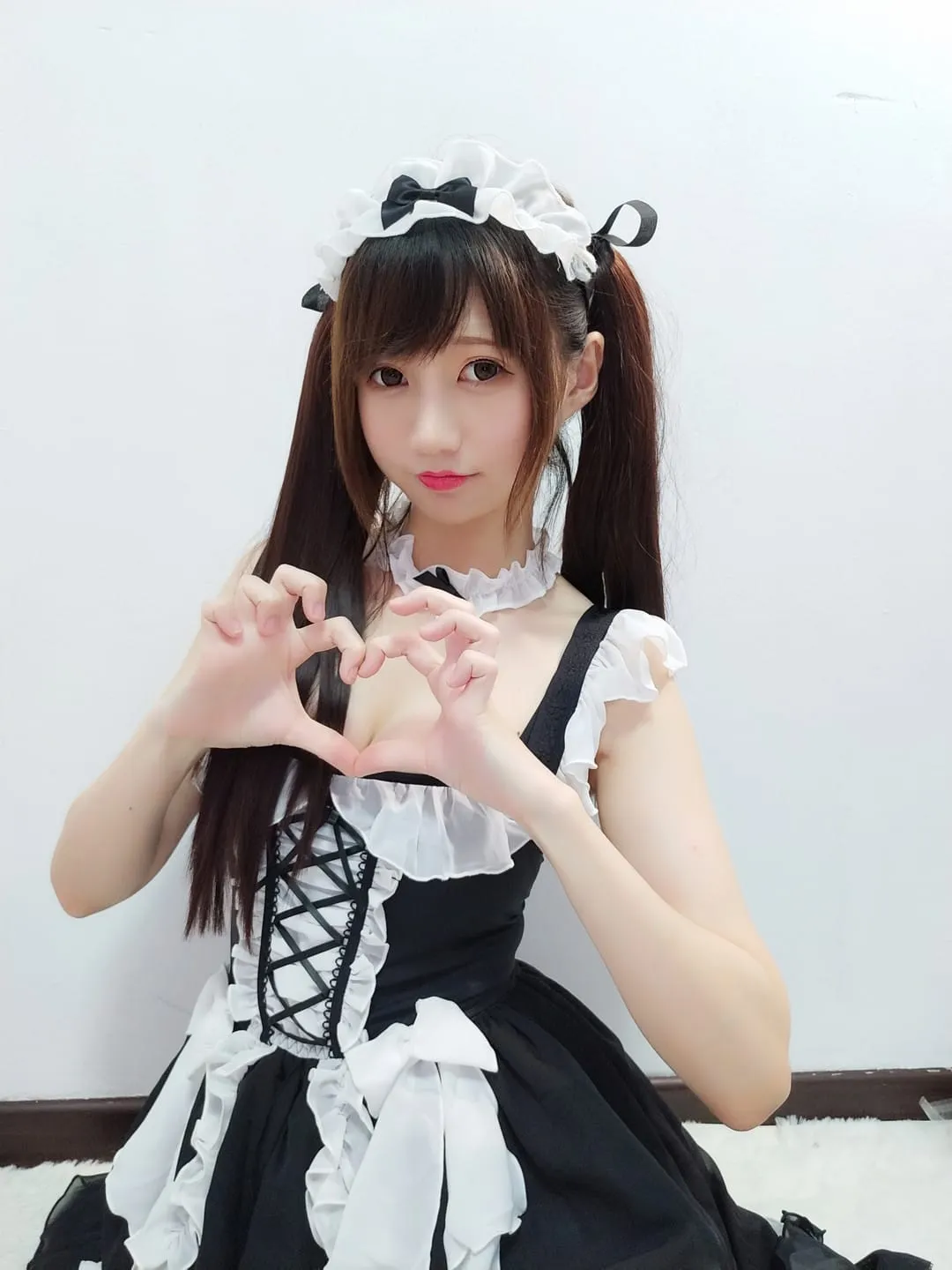 平台线索与Cosplay视觉风格更新整理 穿黑白女仆风服装的人物在室内拍摄的照片