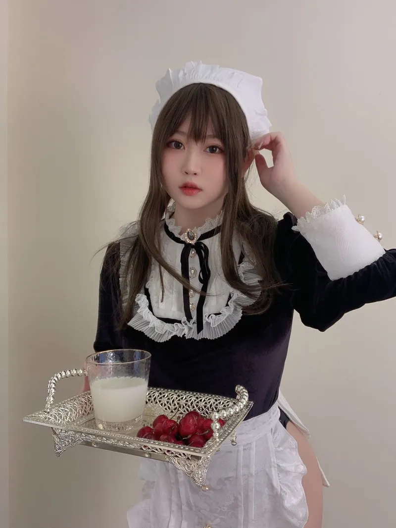 平台 黑白服装搭配头饰的角色造型照片