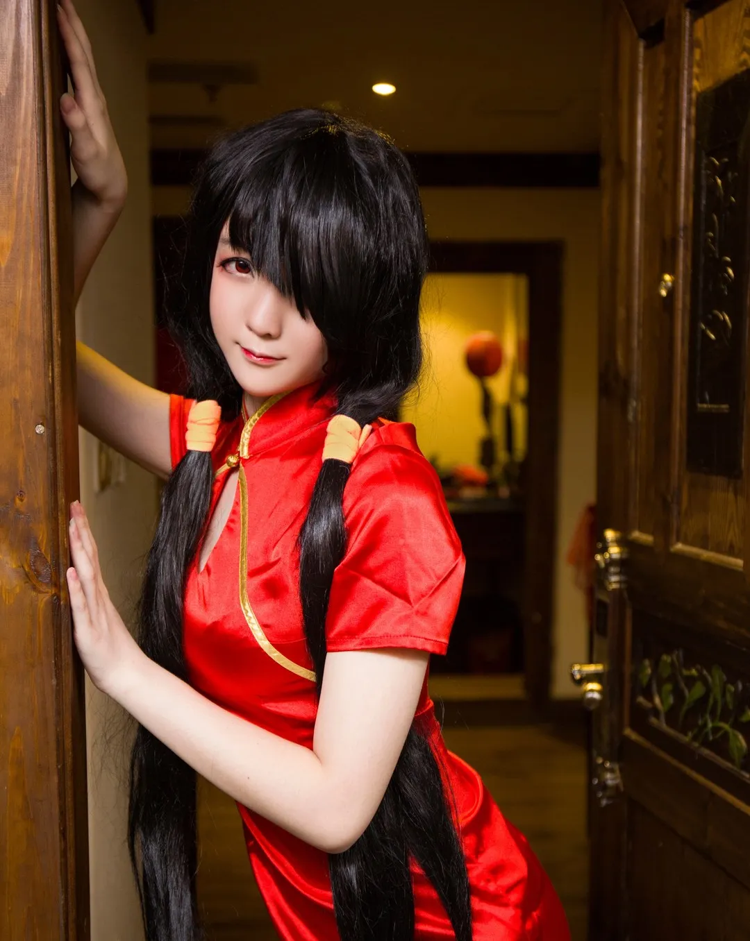平台 红色服装黑发造型照片