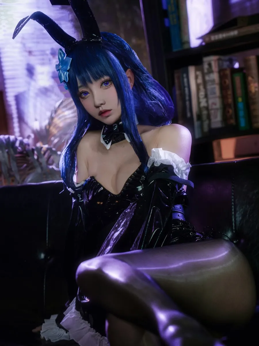 cosplay写真视觉导读与社媒风格更新线索 蓝黑色幻想服装舞台感环境造型