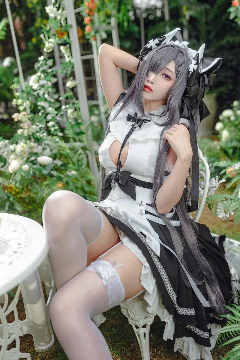 cosplay 写真视觉风格与公开平台线索更新整理 灰色假发角色与绿色户外背景