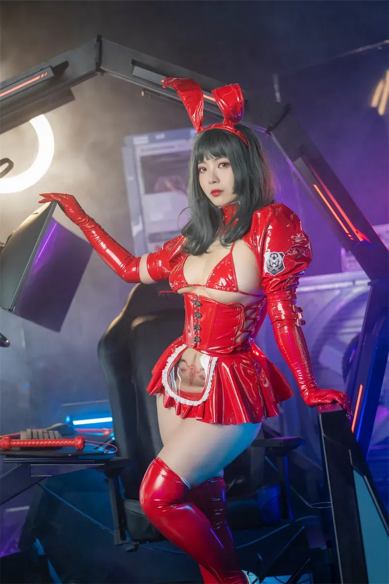 公开平台与Cosplay风格更新整理 红色Cosplay服装全身造型照片