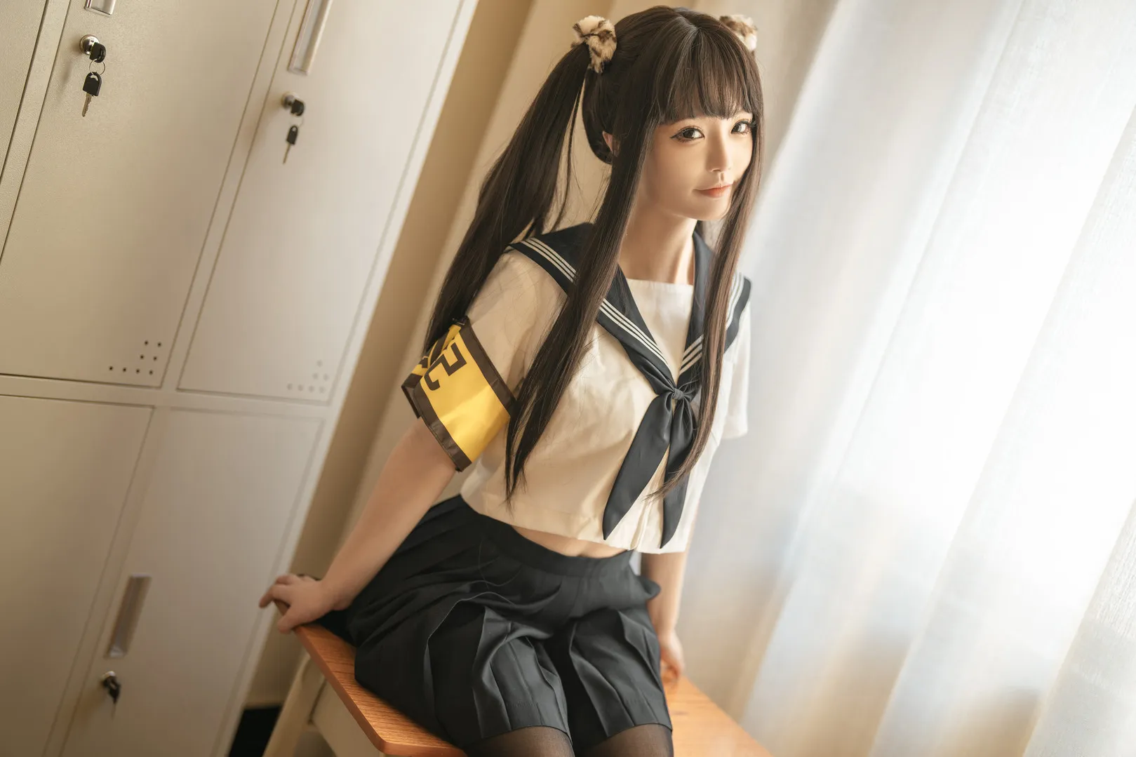 cosplay写真视觉风格与公开平台更新整理 窗边制服造型坐姿照片