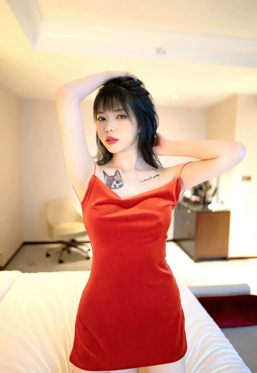 抖音平台 红色服装室内写真风格