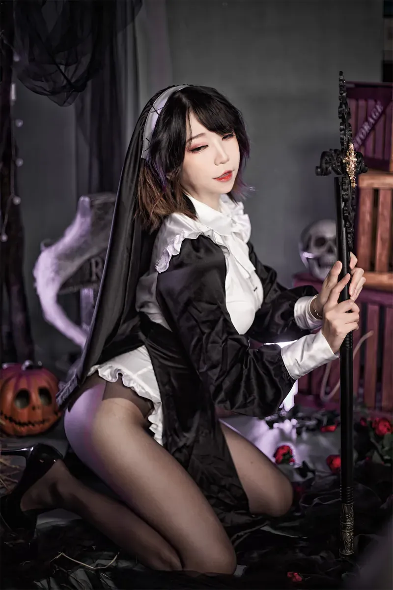 cosplay 写真视觉风格与平台更新状态 黑白服装与暗色场景中的角色造型写真