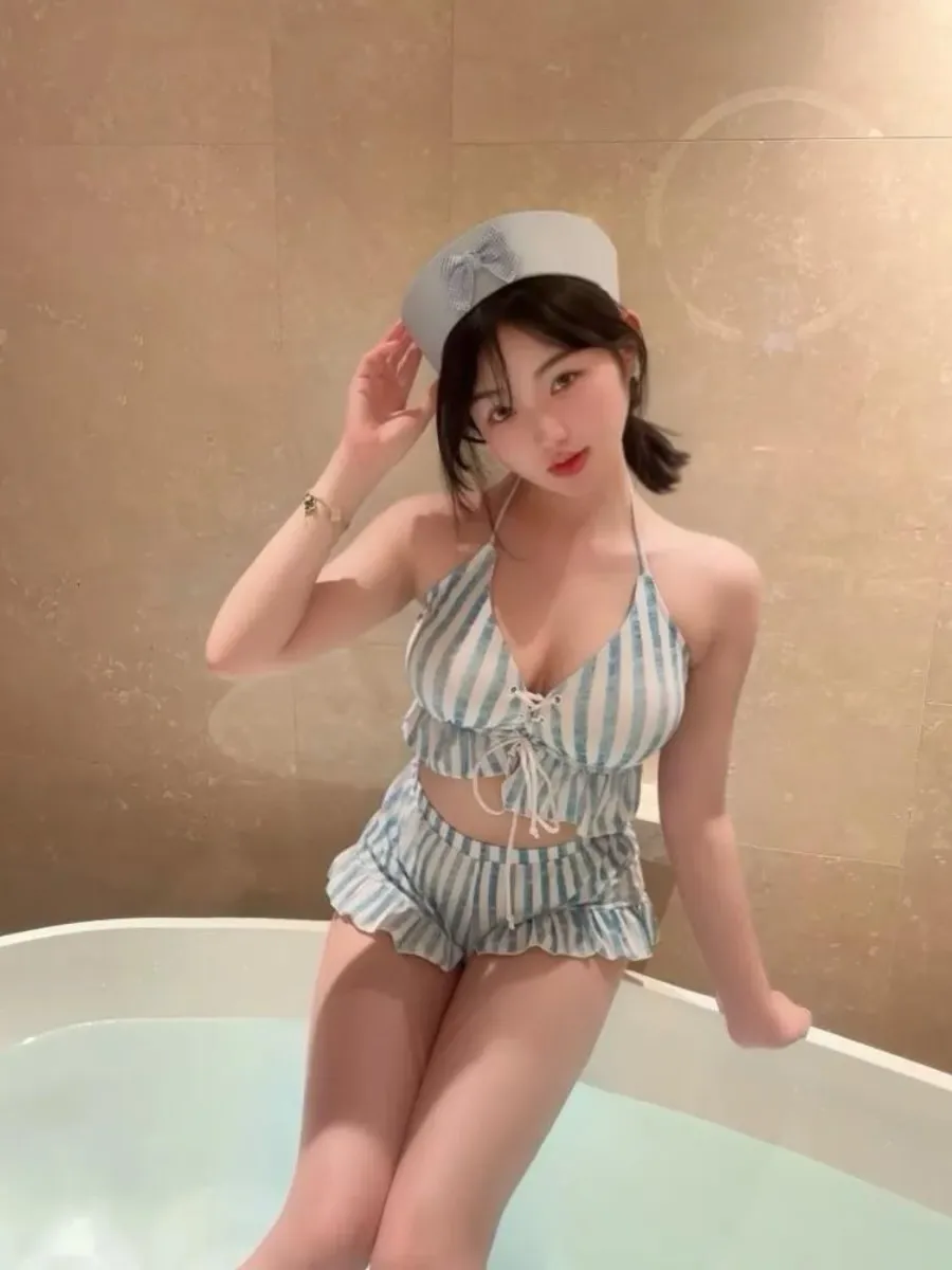 平台 浅色条纹服装搭配帽饰的室内生活造型
