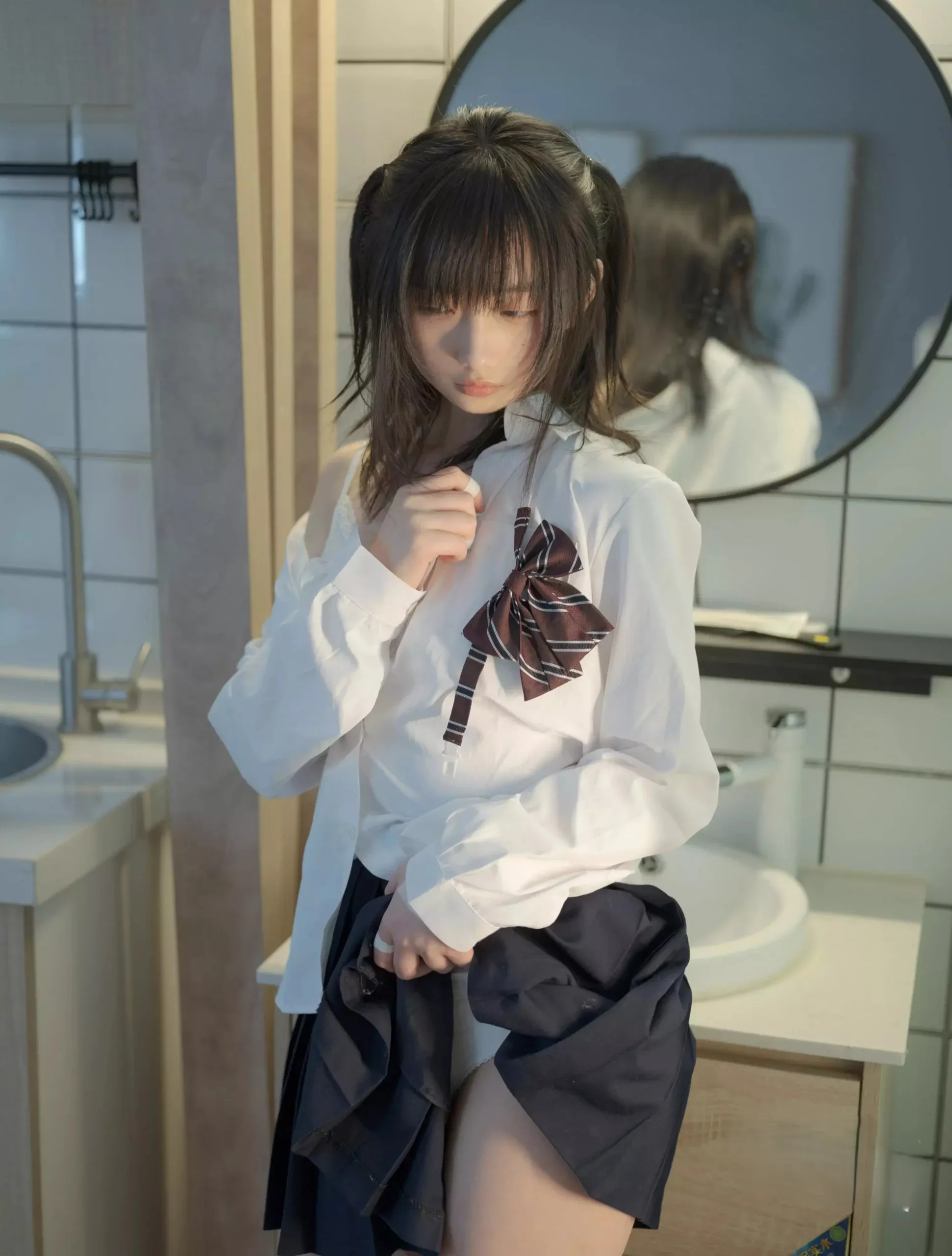 cosplay 写真图集与社媒内容风格更新状态 白色衬衣深色裙装室内写真