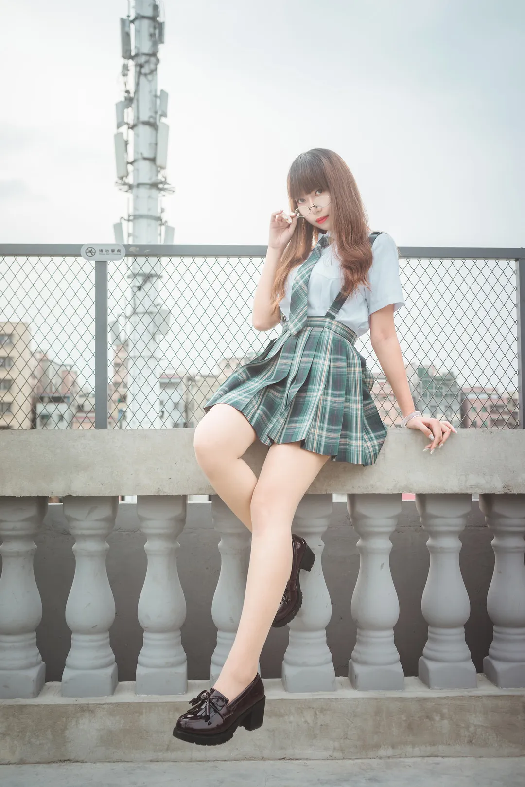 微博平台线索与写真视觉风格更新整理 户外栏杆环境中的校园风服装造型