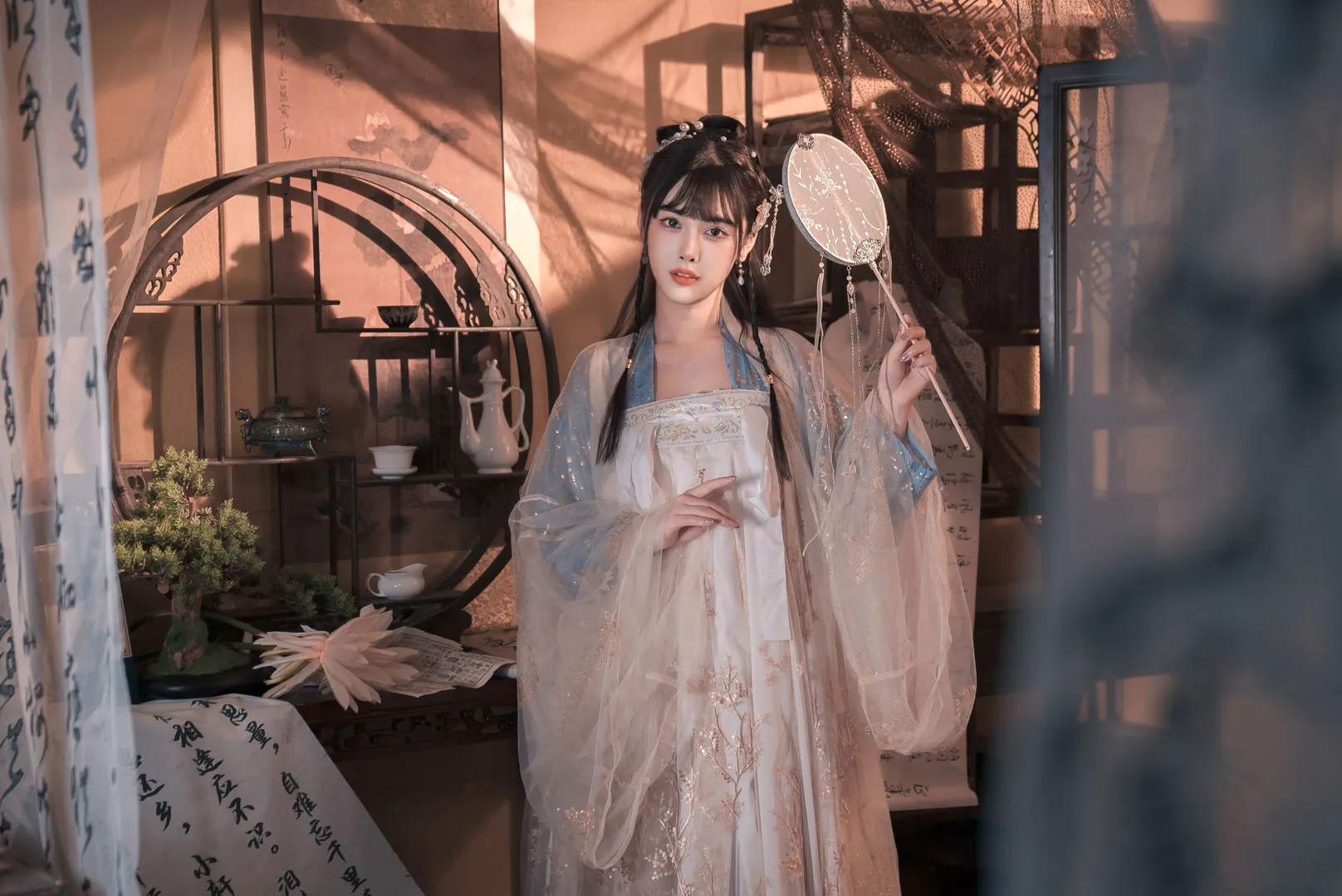平台线索与汉服写真内容风格更新状态 汉服造型人物站立于室内空间照片
