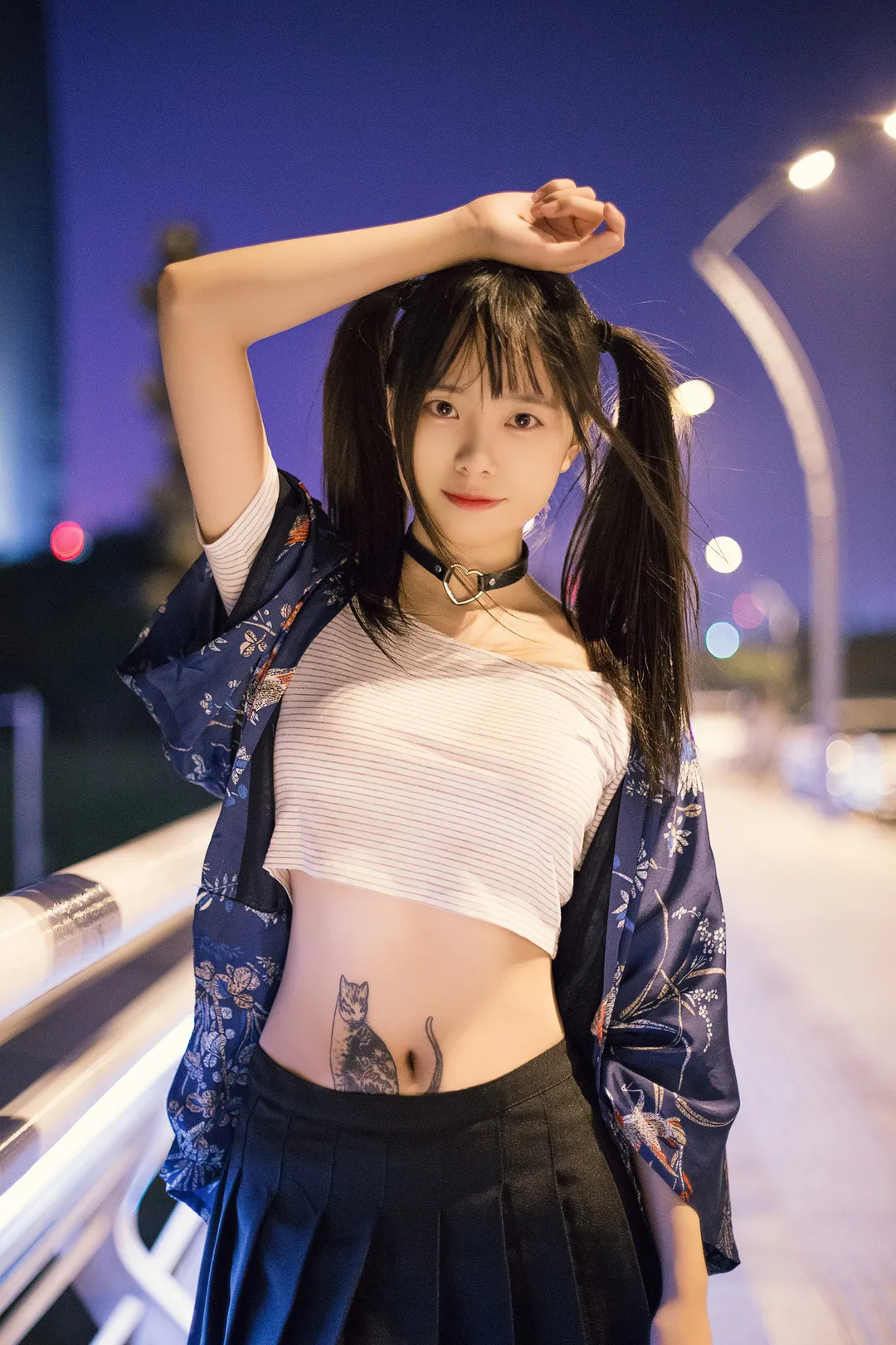 cosplay平台线索与写真内容风格更新 夜间场景与蓝色光线造型照片