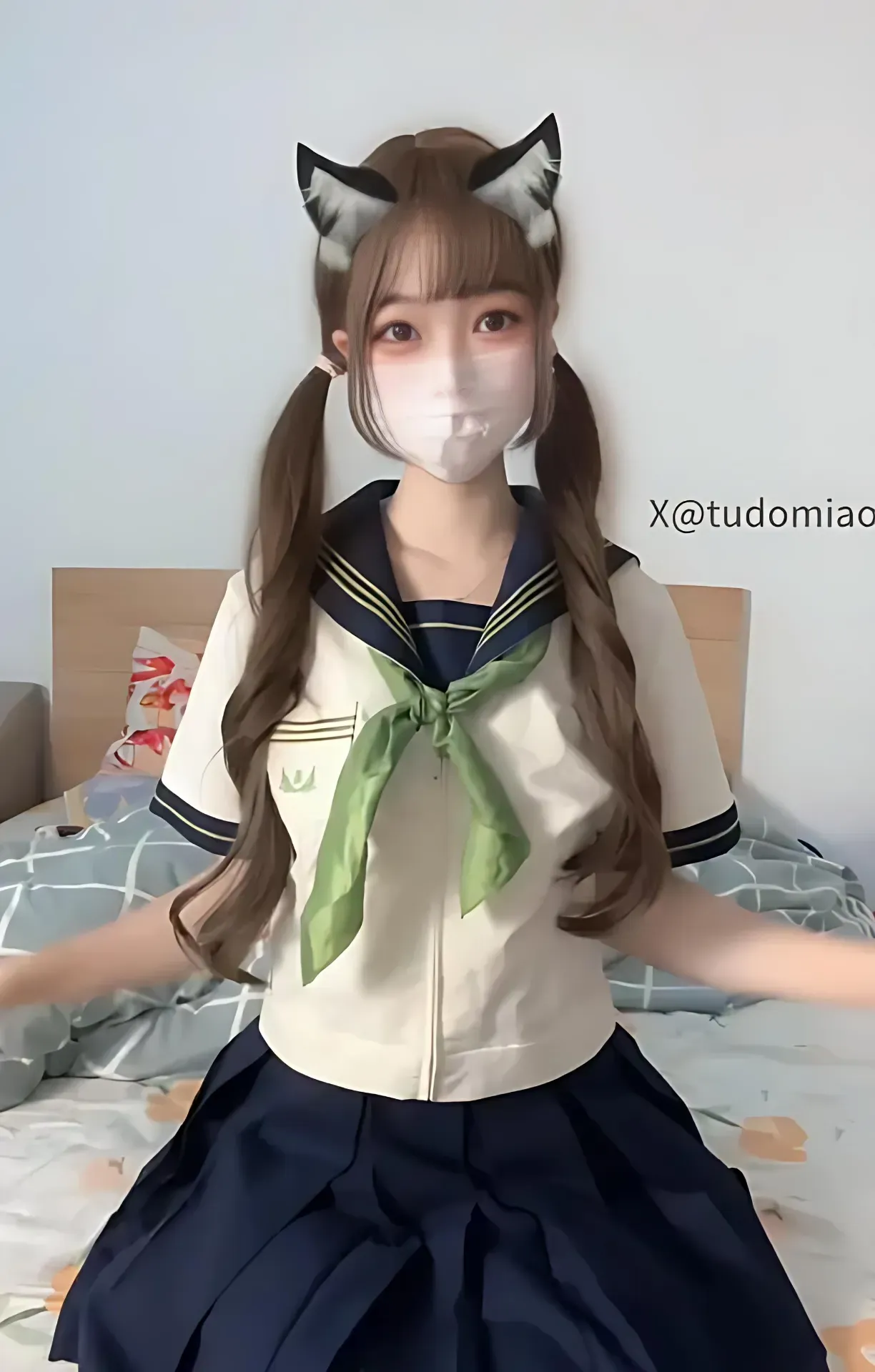 抖音平台 校园风服装猫耳造型照片