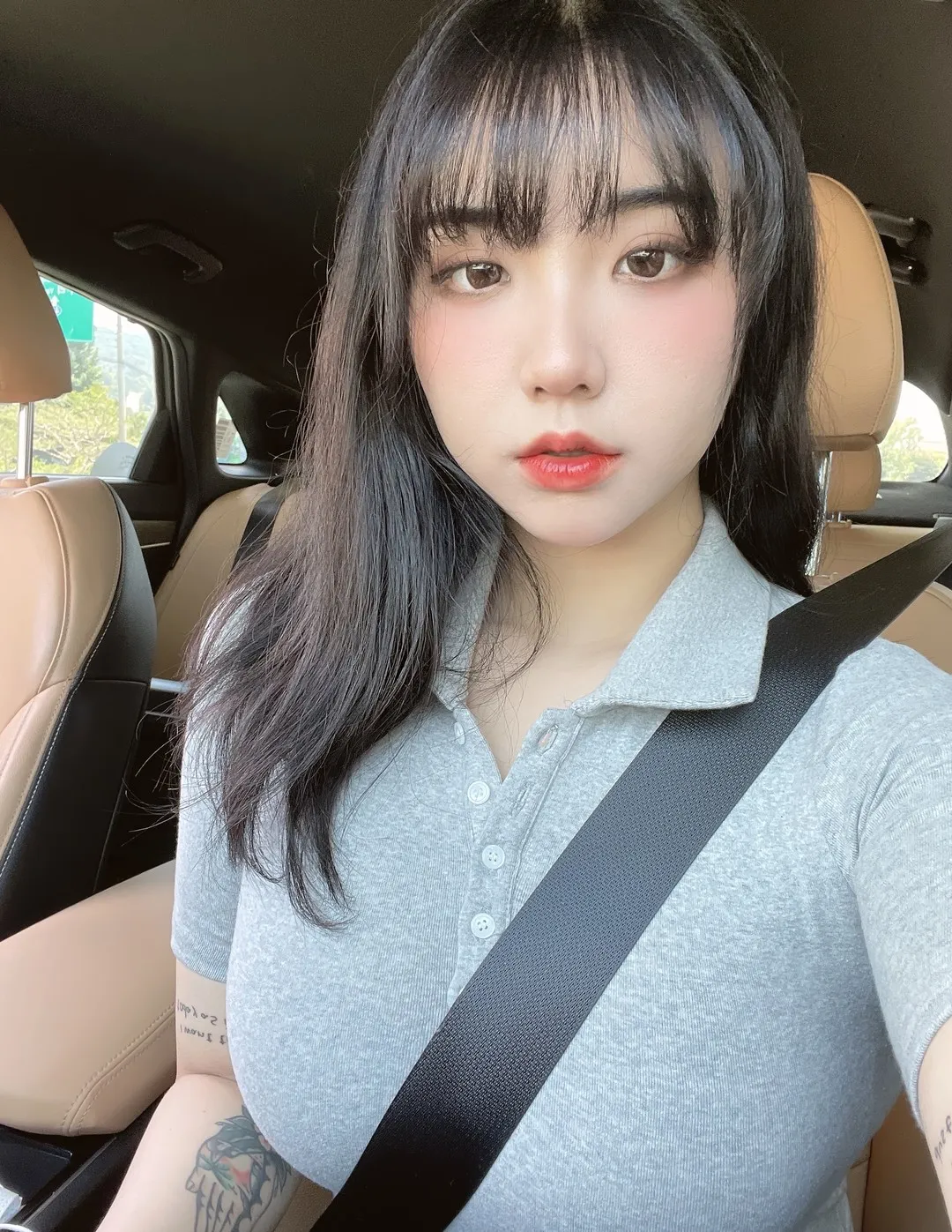 Echi Instagram、TikTok社媒写真内容风格与更新状态 Echi车内自拍照片