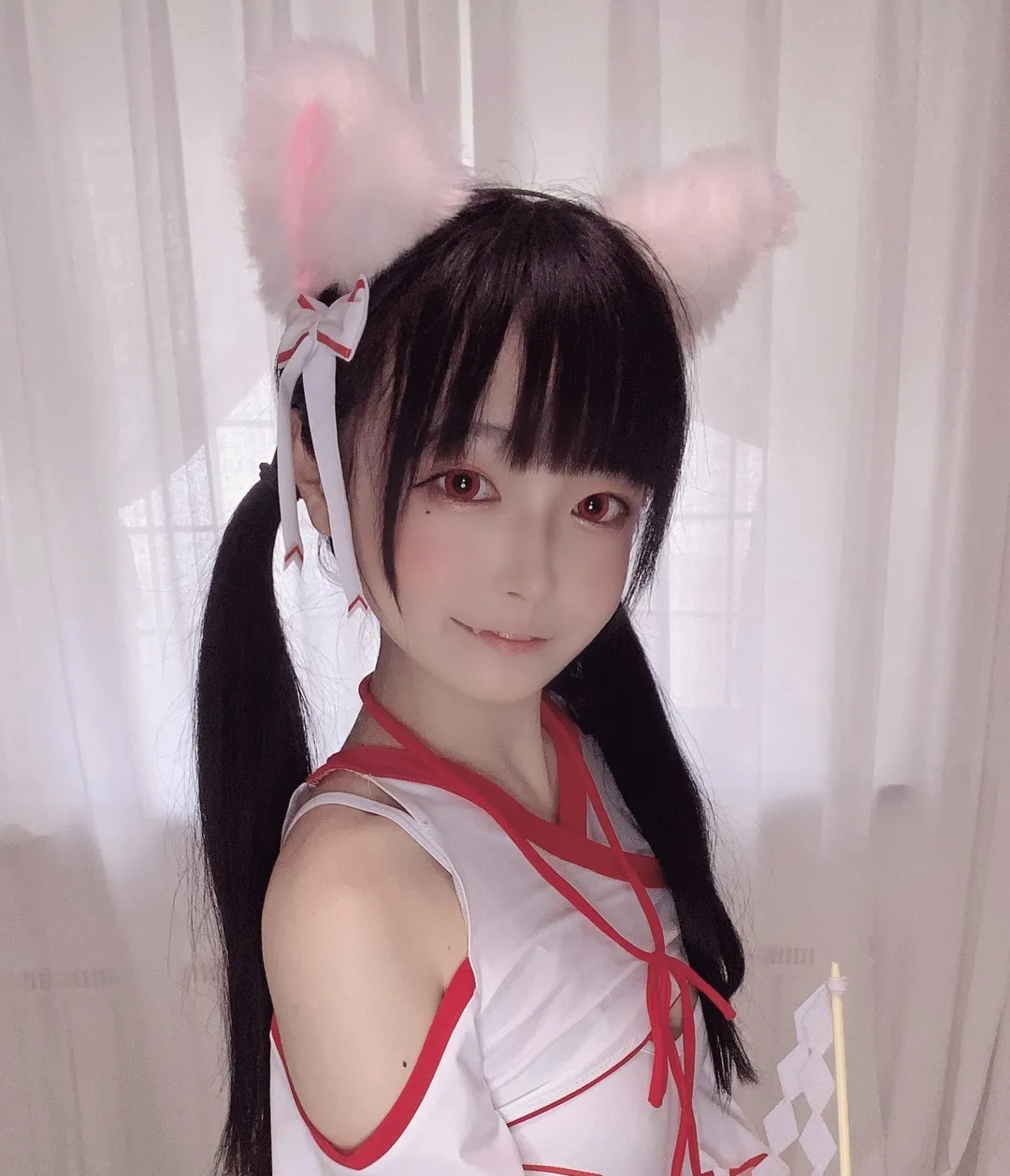 社媒平台线索与写真风格更新记录 白红配色服装中的人物侧身写真