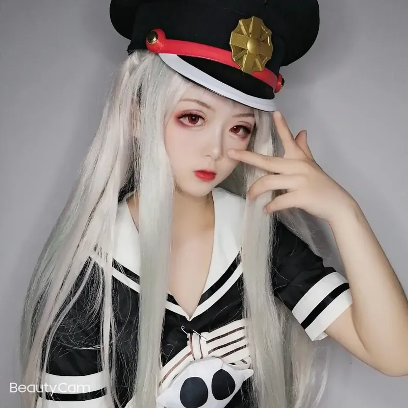 平台线索与Cosplay风格更新 白发黑色制服角色近距离照片