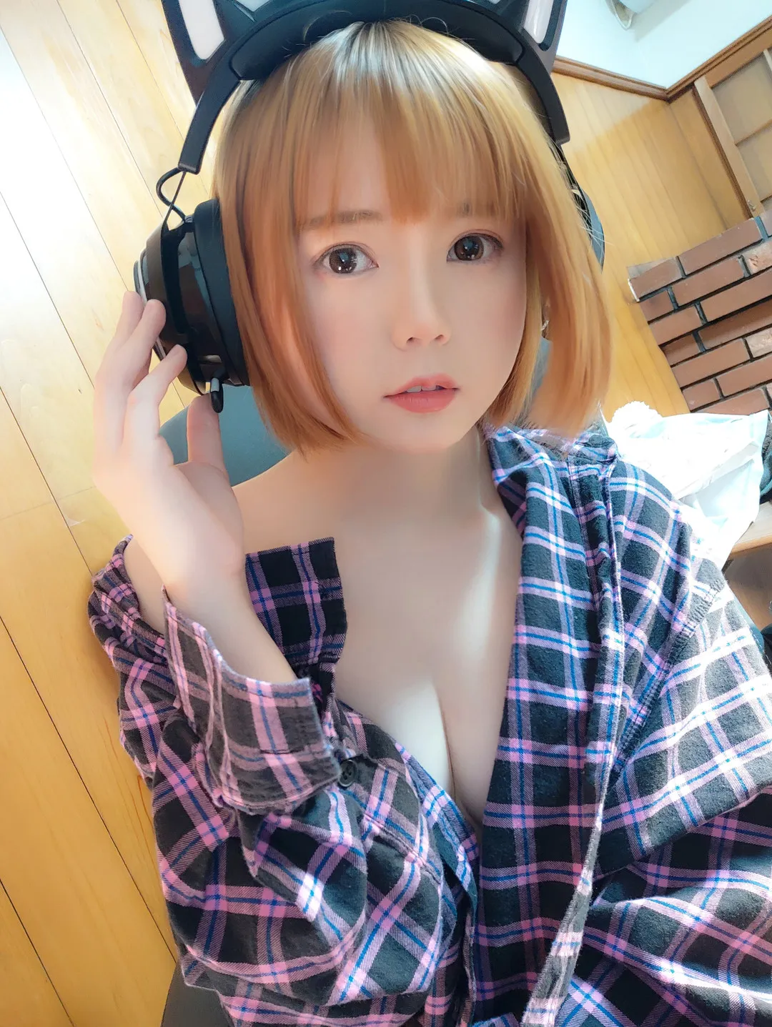 平台线索与Cosplay风格更新整理 耳机与格纹服装自拍照片