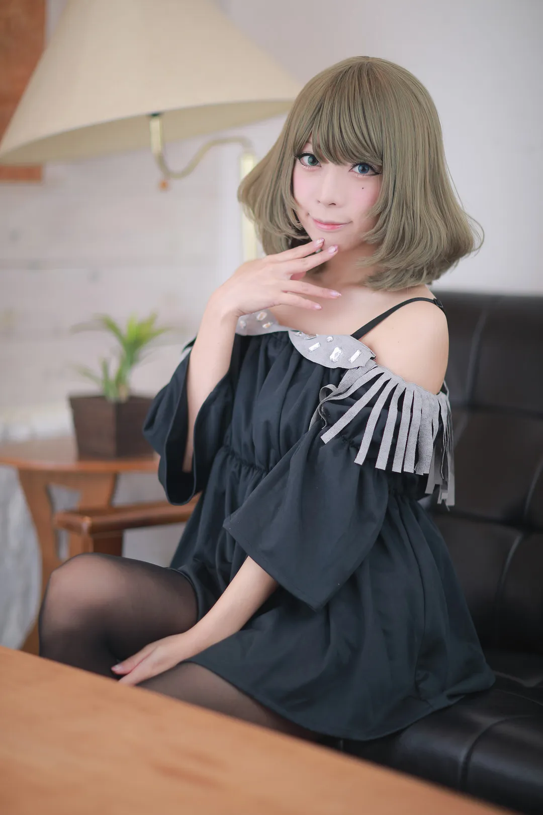 cosplay 写真视觉导读与公开平台更新 深色服装与室内背景光影造型照片