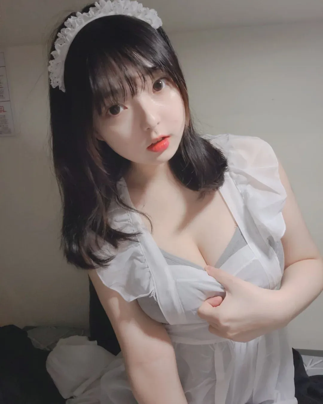 平台线索与内容风格更新整理 白色服装与头饰造型照片