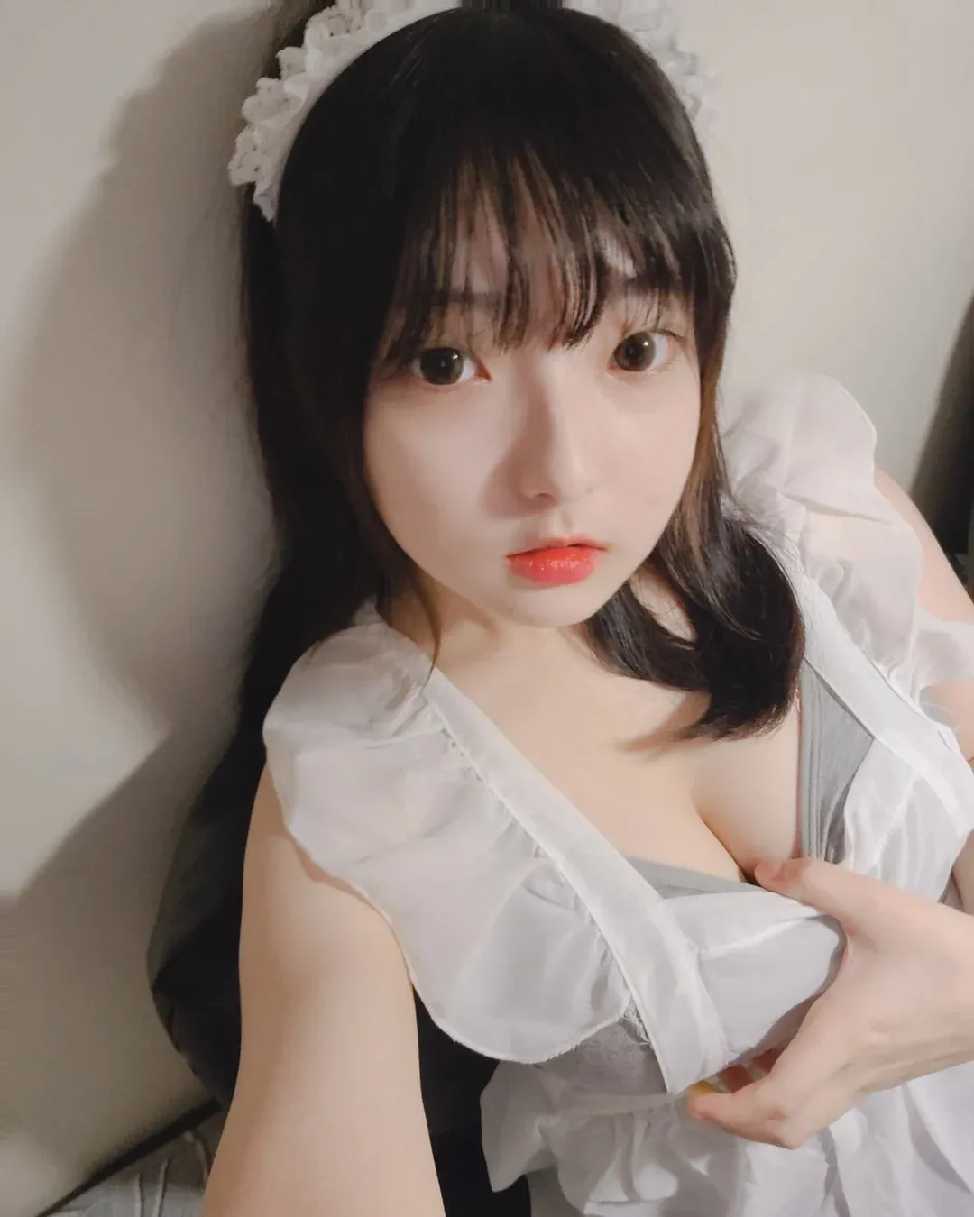 平台线索与内容风格更新整理 室内白色服装与柔和光线照片