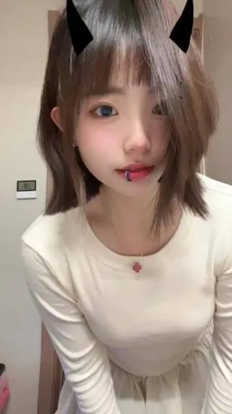 平台 短发黑色头饰白色服装自拍照片