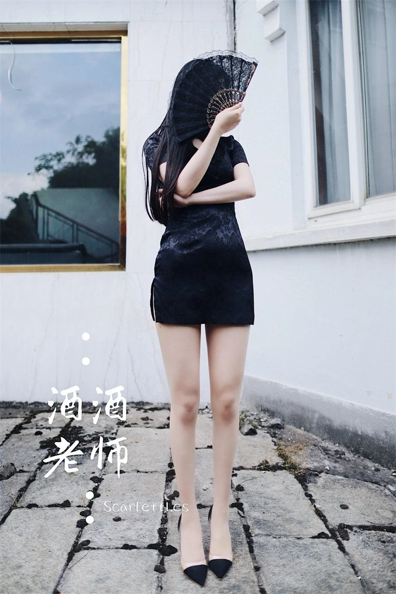 微博与Cosplay视觉风格更新线索 黑色服装户外扇子造型照片