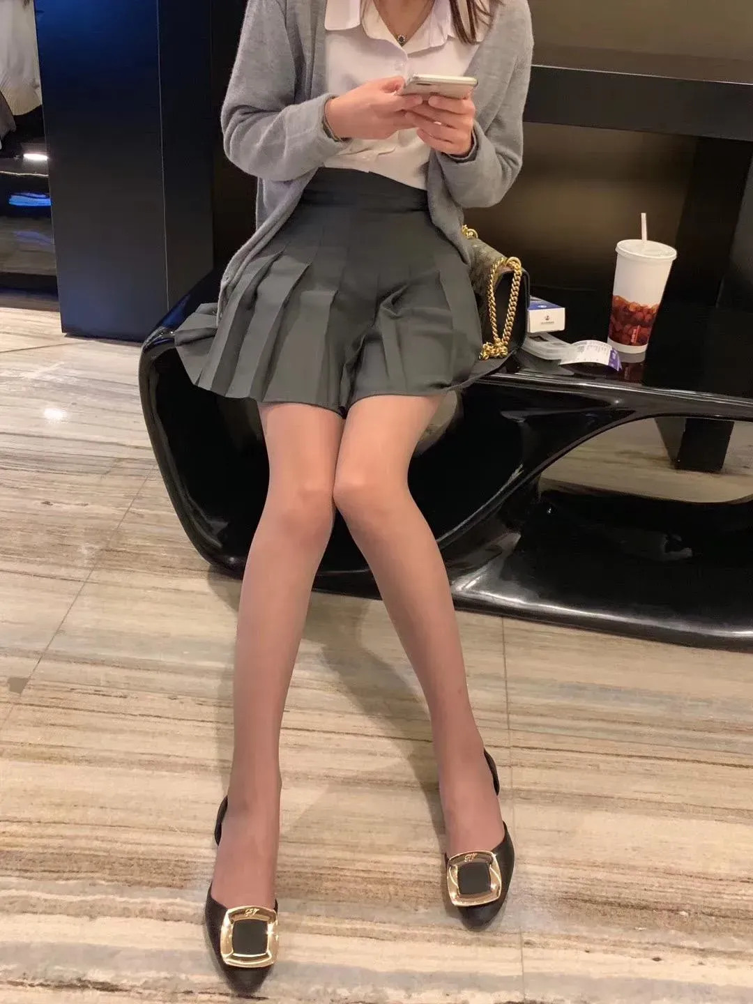 cosplay 写真视觉导读与公开平台更新状态 灰色外套搭配深色裙装的室内写真画面