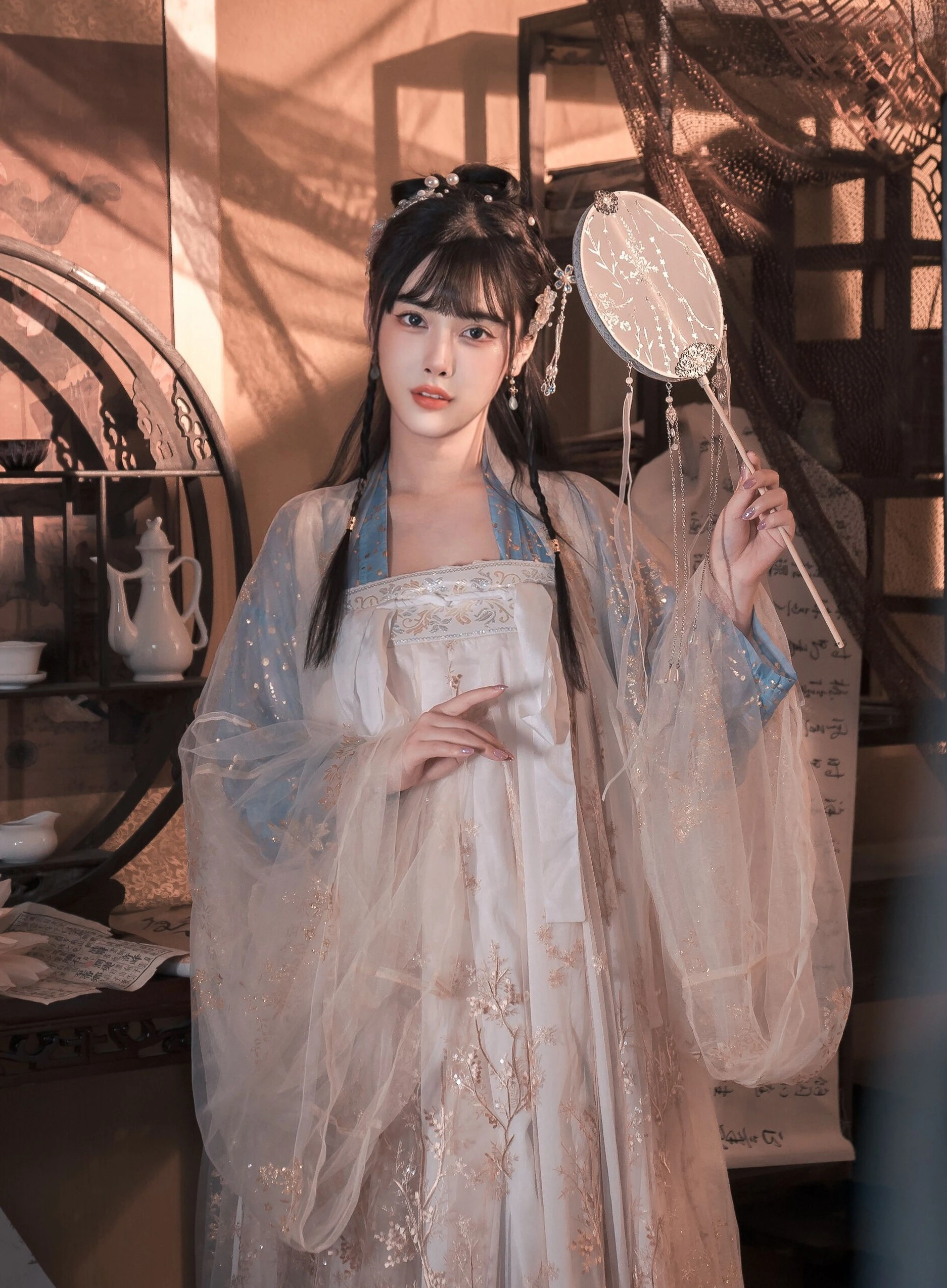 平台线索与汉服写真内容风格更新状态 古风汉服造型暖色调摄影照片