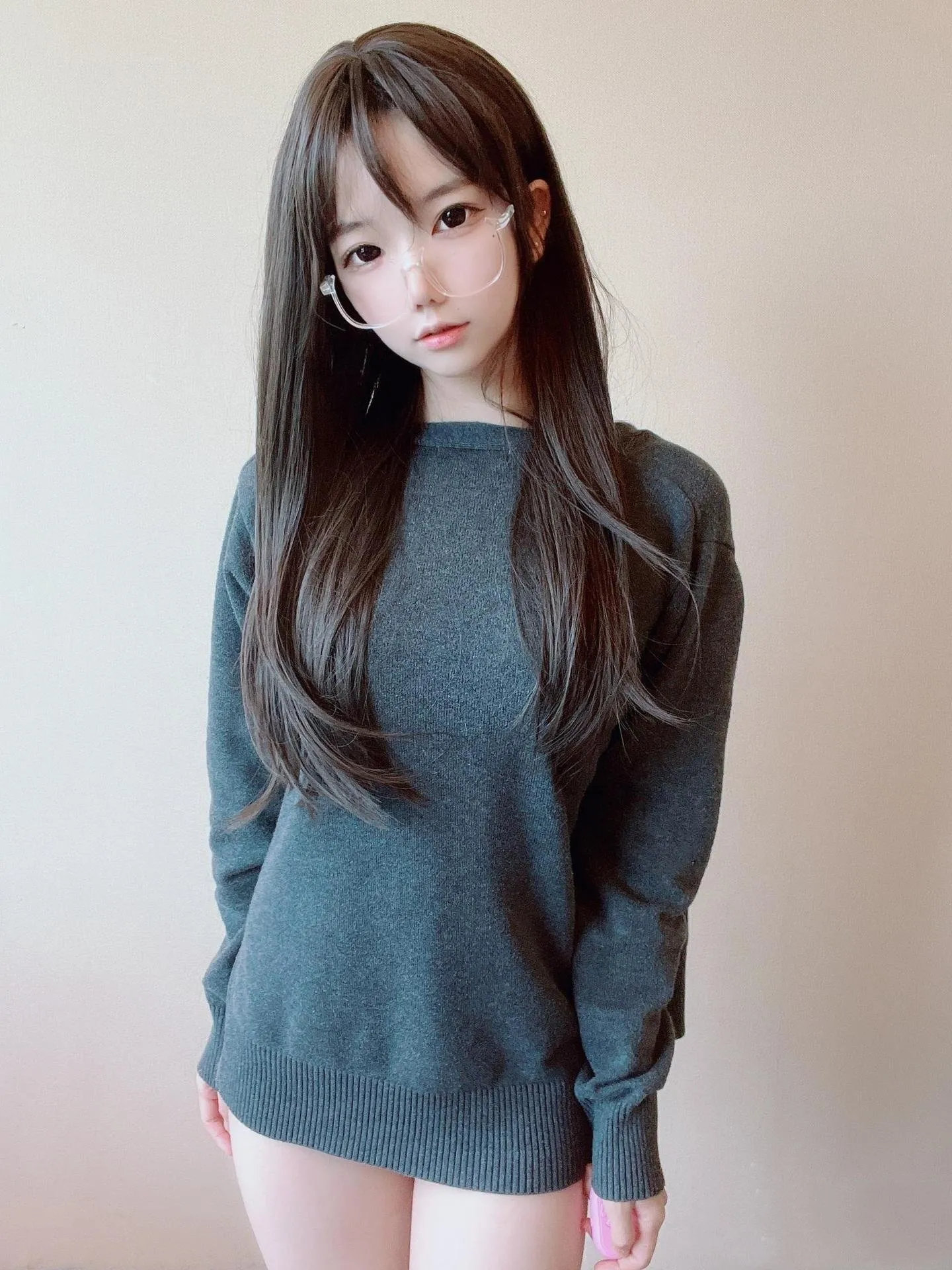 cosplay 写真视觉风格与社媒更新状态 灰色服装站姿镜头写真