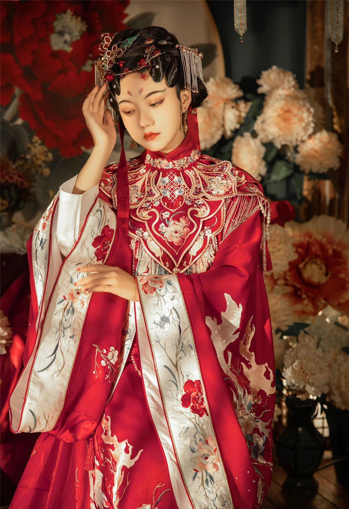 cosplay 写真风格与公开平台信息 红色服装头饰造型照片