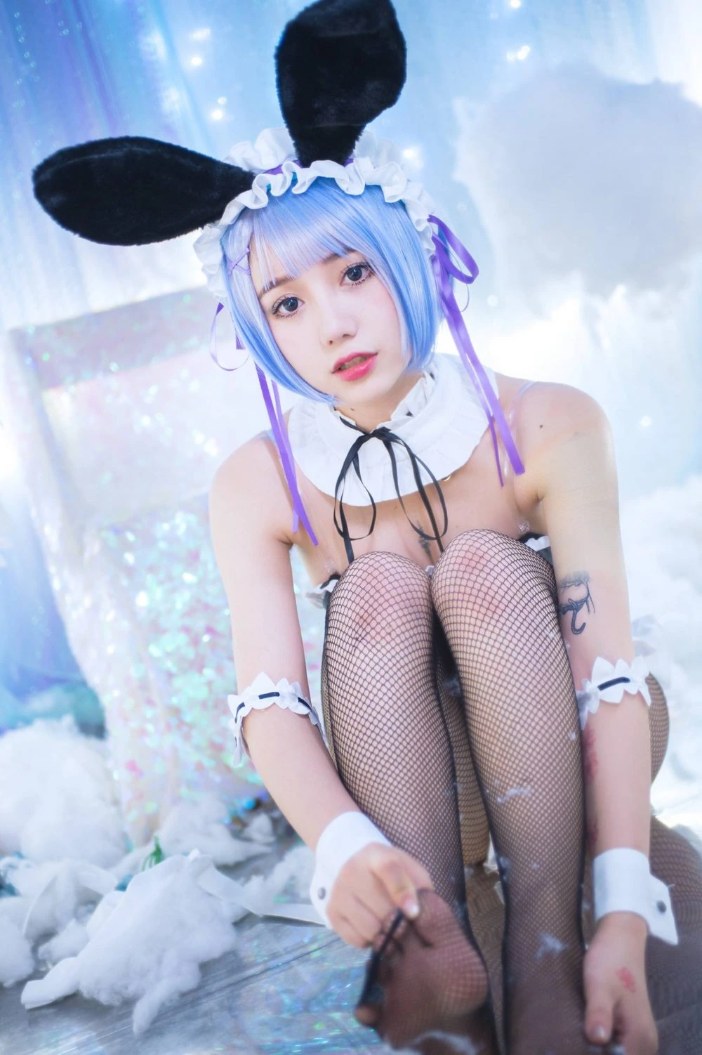 cosplay 写真风格与公开平台信息 蓝色发型白色服装造型照片
