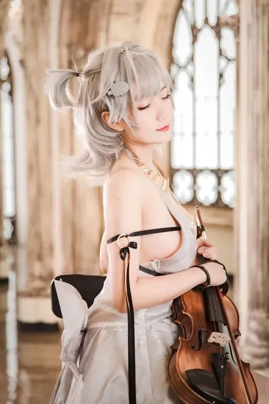 平台 白色系服装与浅色发型的写真造型