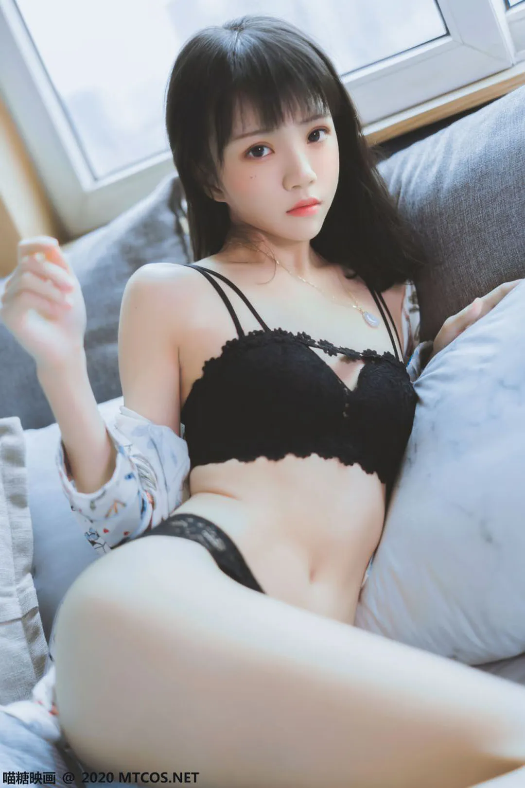 平台 黑色服装与室内环境写真