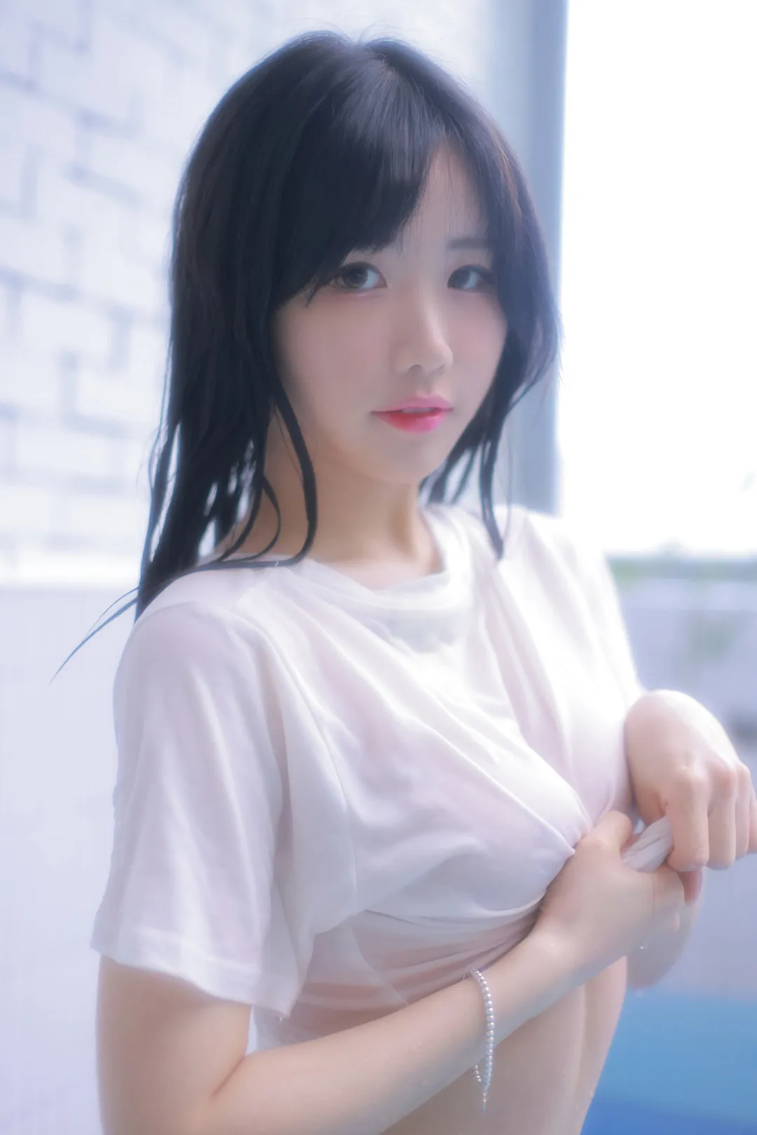 平台线索与写真风格更新整理 黑色头发人物穿白色上衣靠近窗边的近景照片