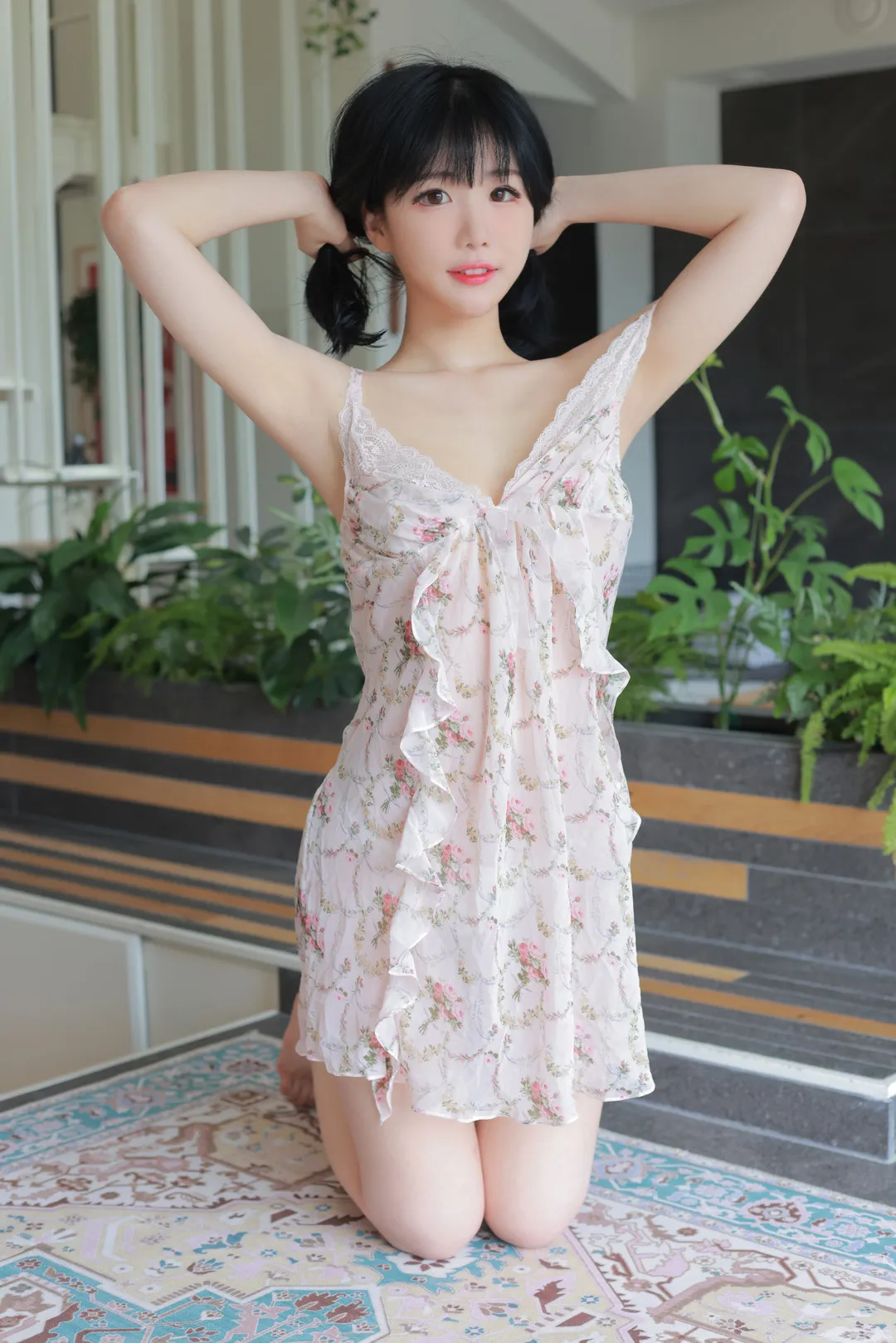 平台线索与写真风格更新整理 黑色短发人物穿花纹服装在室内空间中的照片