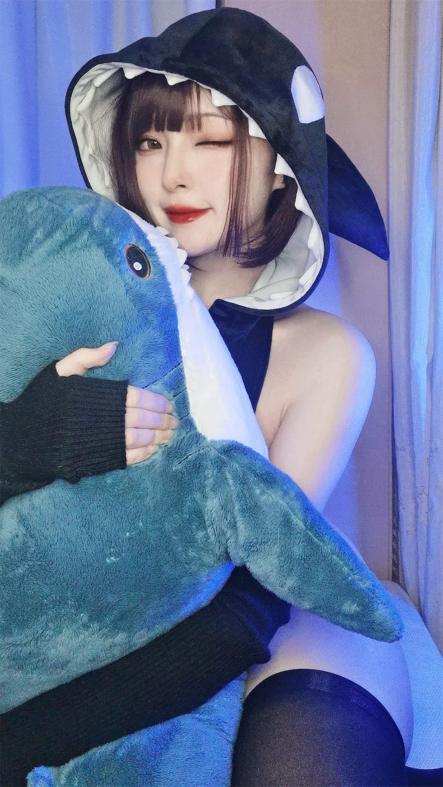 平台线索与Cosplay内容风格更新整理 深色帽饰搭配玩偶的角色感照片