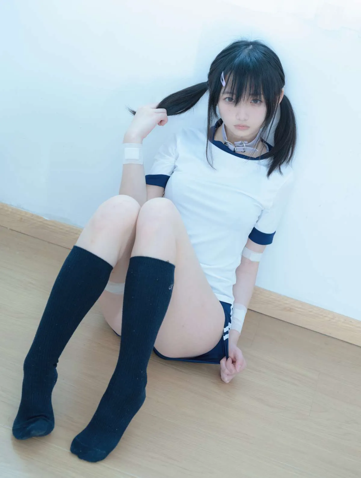 cosplay 写真图集与社媒内容风格更新状态 浅色背景黑白服装写真照片